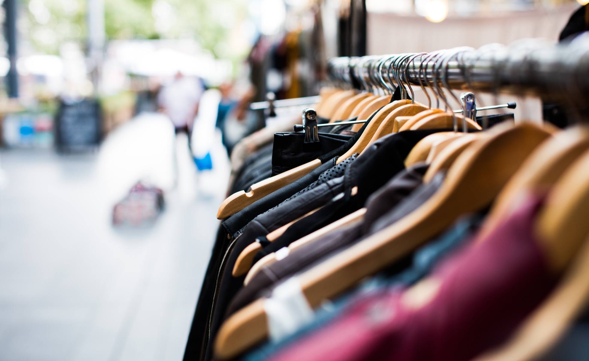 What are the advantages of consignment stores?